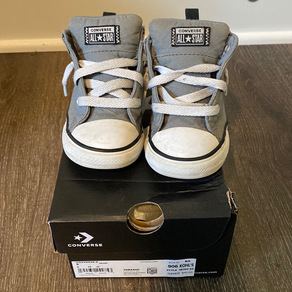Good used condition toddler no tie high top converse